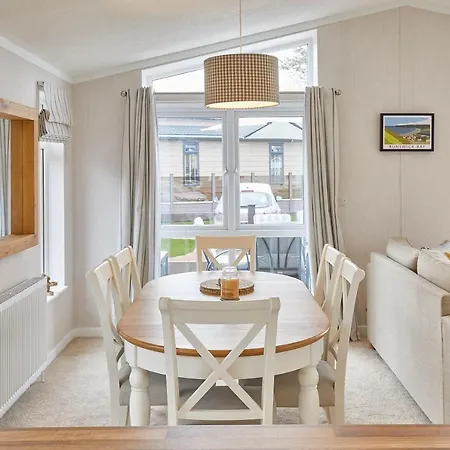 Host & - 28 The Pines Runswick