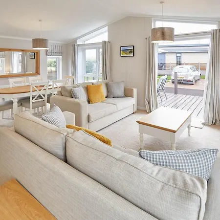 Host & - 28 The Pines *