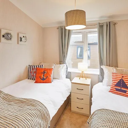 Host & - 28 The Pines Runswick