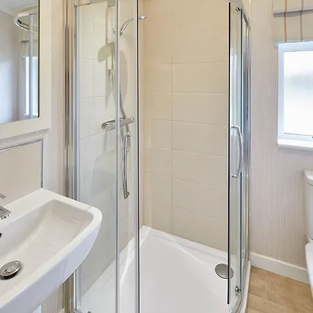 Host & - 28 The Pines * Runswick