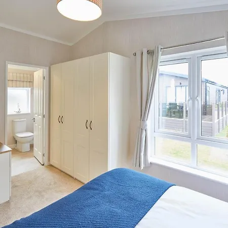 Host & - 28 The Pines * Runswick